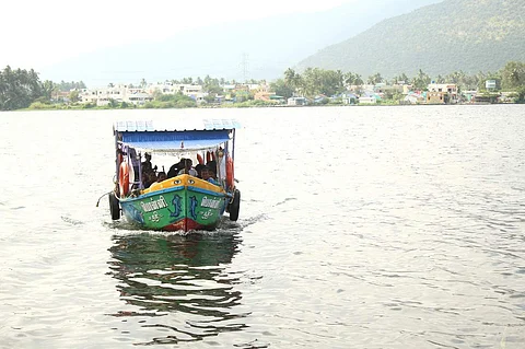 பூலாம்பட்டி காவிரி கதவணைப்பகுதியில் விசைபடகு போக்குவரத்து நடைபெறும் காட்சி
