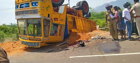 நாமக்கல் அருகே தூசூர் ஏரிக்கரையில் கவிழ்ந்த  மணல் லாரி