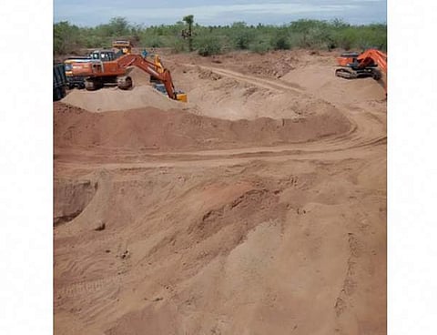 இளையான்குடி அருகே கிராம மக்கள் போராட்டம் எதிரொலி: சவடுமண் குவாரியில் மண் அள்ளுவது நிறுத்தம்