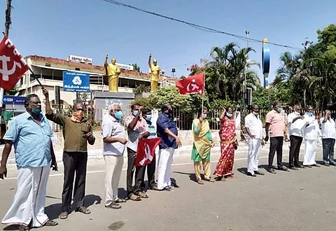 தஞ்சாவூர் ரயிலடியில் செவ்வாய்க்கிழமை காலை நடைபெற்ற ஆர்ப்பாட்டத்தில் முழக்கங்கள் எழுப்பிய இடதுசாரி கட்சியினர்.