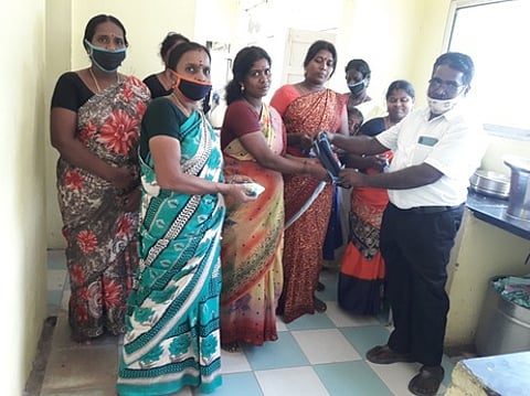 கூத்தாநல்லூரில் அம்மா உணவக ஊழியா்களுக்கு முகக் கவசங்களை வழங்கிய மனோலயம் நிறுவனா் ப. முருகையன்.