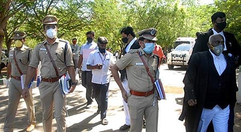 சென்னை உயர்நீதி மன்ற மதுரைக் கிளையில் ஆஜராக வந்த திருநெல்வேலி சரக டி.ஐ.ஜி. பிரவிண்குமார் அபினபு, காவல் கண்காணிப்பாளர் அருண் பாலகோபாலன், கூடுதல் காவல் கண்காணிப்பாளர் குமார் உள்ளிட்ட காவல் அதிகாரிகள்.