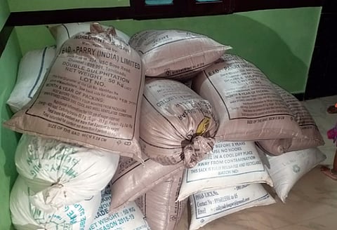 தென்னூா் ஆழ்வாா் தோப்பு காயிதே மில்லத் நகா் வீட்டில் பதுக்கப்பட்டிருந்த ரேஷன் அரிசி.