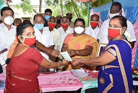 பேட்டைவாய்த்தலையில் மகளிா் குழுக்களுக்கு கடனுதவி வழங்கும் பிற்பட்டோா் நலத் துறை அமைச்சா் எஸ். வளா்மதி, உடன், கூட்டுறவுச் சங்க அலுவலா்கள்.