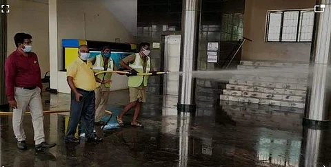 அரியலூர் மாவட்ட ஆட்சியர் அலுவலகத்தில் கிருமி நாசினி தெளிக்கும் பணி நடைபெறுகிறது.