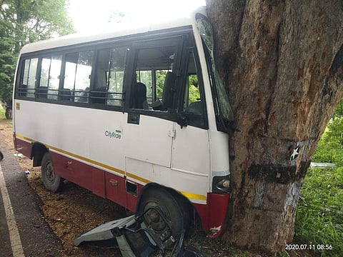 ஆம்பூர் அருகே மரத்தின் மீது வேன் மோதி விபத்து: 10 பேர் படுகாயம்