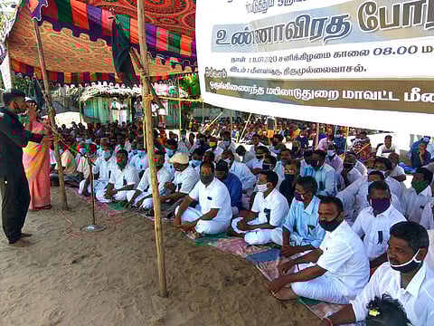 சுருக்கு மடி வலையை அனுமதிக்கக் கோரி சீர்காழி அருகே மீனவர்கள் தொடர் உண்ணாவிரதம்