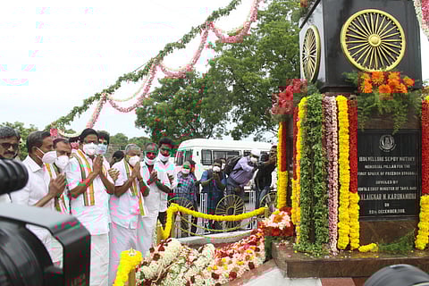 வேலூா் சிப்பாய் புரட்சி தூணுக்கு மரியாதை செலுத்திய காங்கிரஸ் கட்சியின் மாநிலத் தலைவா் கே.எஸ்.அழகிரி.