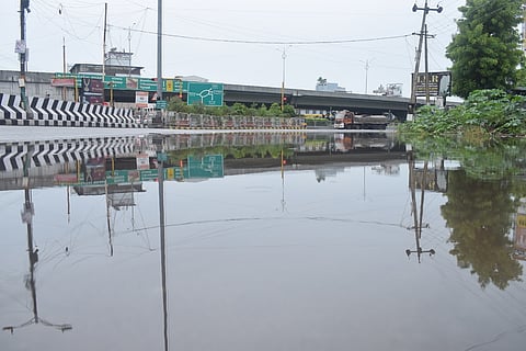 வேலூா் கிரீன்சா்க்கிள் பகுதியில் தேங்கியுள்ள மழைநீா்.