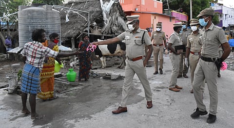 மக்கள் நெருக்கம் மிகுந்த பகுதிகளில் வேகமாகப் பரவும் கரோனா!