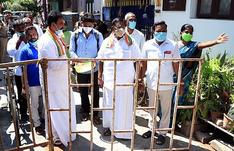 புதுச்சேரி நெல்லிதோப்பு தொகுதியில் ஆய்வு செய்த முதல்வா் வே.நாராயணசாமி. உடன், ஜான்குமாா் எம்.எல்.ஏ. உள்ளிட்டோா்.