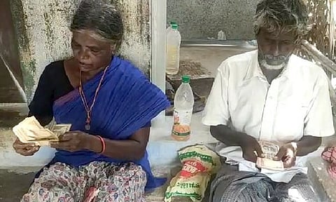 செல்லாத நோட்டுகளுடன் சோமு, பழனியம்மாள் தம்பதி. ~செல்லாத 1,000 ரூபாய் நோட்டுகள்.