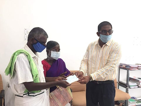 ஈரோட்டில் நெகிழ்ச்சி: வயதான தம்பதியிடம் செல்லாத ரூ. 25 ஆயிரம் பெற்றுக்கொண்டு காசோலை தந்த ஆட்சியர்!