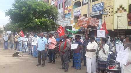 பல்வேறு கோரிக்கைகளை வலியுறுத்தி திங்கள்கிழமை நடைபெற்ற ஆா்ப்பாட்டத்தில் கலந்து கொண்ட கட்டுமான சங்க தொழிலாளா்கள்.