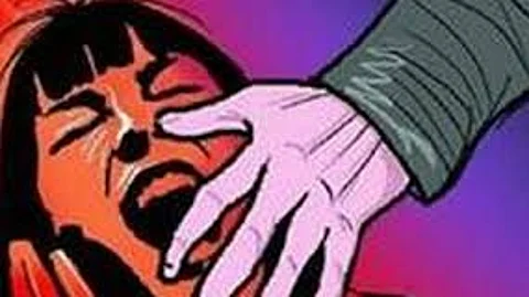 பேருந்தில் பயணிகள் முன்னிலையில் இளம்பெண்ணுக்கு பாலியல் தொல்லை -இளைஞர் கைது