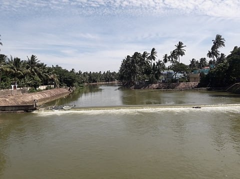 வெண்ணாற்றில் கரை புரண்டோடும் நீா்.