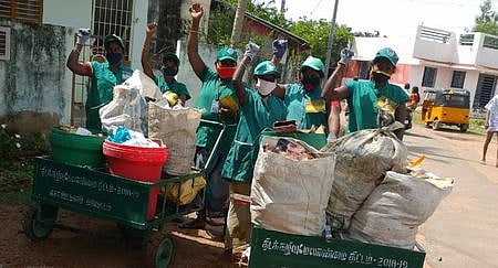 நாகை மஞ்சக்கொல்லை பகுதியில் புதன்கிழமை ஆா்ப்பாட்டத்தில் ஈடுபட்ட தூய்மைப் பணியாளா்கள்.