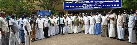 சார் ஆட்சியர் அலுவலகத்தை முற்றுகையிட்ட விவசாயிகள்