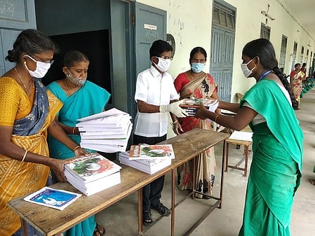 திருவாரூரில் புத்தகங்கள் பெறும் மாணவிகள்.