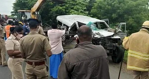 சாலையோர பள்ளத்தில் கவிழ்ந்து விபத்துக்குள்ளான கார் .