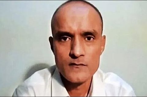 உளவுக் குற்றச்சாட்டின் பேரால் பாகிஸ்தான் சிறையில் அடைக்கப்பட்டுள்ள இந்தியரான குல்பூஷண் ஜாதவுக்கு இரண்டாம் முறையாக தூதரக உதவி அளிக்கப்பட்டுள்ளதாக பாகிஸ்தான் ஊடகங்களில் தகவல் வெளியாகியுள்ளது.