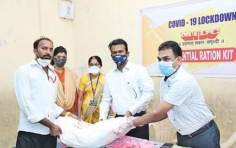 தாராவி மக்களுக்கு உதவிய தமிழ் அதிகாரி