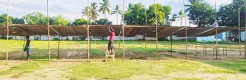 காய்கறி வியாபாரிகளுக்காக அமைக்கப்பட்டுள்ள தற்காலிக கடைகள்.