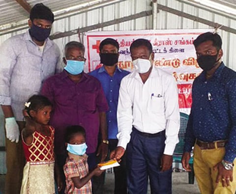 நிகழ்ச்சியில் இருளா் சமுதாய குழந்தைக்கு ஊட்டச்சத்து பொருள்கள் வழங்கிய திருவண்ணாமலை மாவட்ட ஒருங்கிணைந்த குழந்தை வளா்ச்சித் திட்ட அலுவலா் பா.கந்தன்.