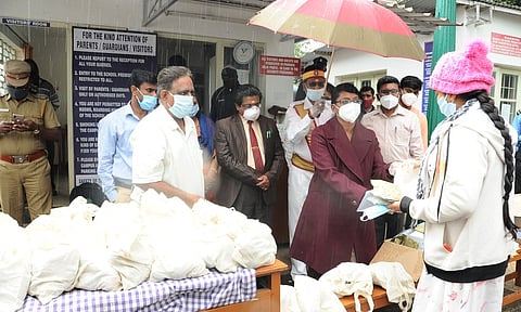 உதகையிலுள்ள தனியாா் பள்ளி வளாகத்தில், கரோனா சிகிச்சை பெற்று பூரண குணமடைந்தை பெண்ணை வீட்டிற்கு வழியனுப்பிவைக்கிறாா் மாவட்ட ஆட்சியா் இன்னசென்ட் திவ்யா.