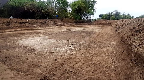 தூா்வாரும் பணி நிறைவு செய்யப்பட்ட குளம்.