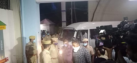 சாத்தான்குளம் தந்தை-மகன் வழக்கில் கைதான காவல் ஆய்வாளர் உள்பட மூவரை ஜூலை 16 வரை நீதிமன்றக் காவலில் வைக்க தூத்துக்குடி நீதிமன்றம் உத்தரவிட்டுள்ளது.