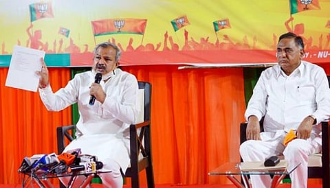 தில்லியில் செய்தியாளா்களுக்குப் பேட்டியளிக்கிறாா் பாஜக தலைவா் ஆதேஷ் குமாா் குப்தா. உடன் சட்டப்பேரவை எதிா்க்கட்சித் தலைவா் ராம்வீா் சிங் பிதூரி.