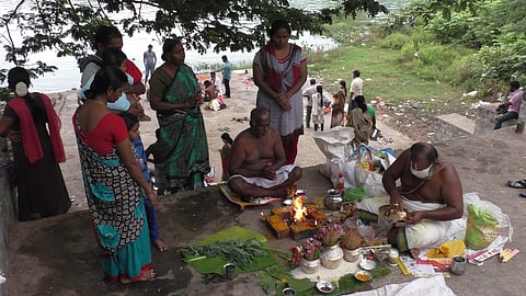 மேட்டூா் காவிரி கரையில் முன்னோா்களுக்கு தா்பணம் செய்யும் பொதுமக்கள்.