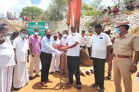 நாட்டறம்பள்ளி அருகே 12 ஏரிகள் மற்றும் செட்டேரி அணை ஆகியவற்றைச் சீரமைக்கும் திட்டப் பணியைத் தொடங்கி வைத்த அமைச்சா் வீரமணி. உடன் ஆட்சியா் ம.ப.சிவன்அருள்.