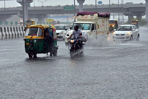 தில்லி-மீரட் சாலையில் செவ்வாய்க்கிழமை பெய்த கன மழை.