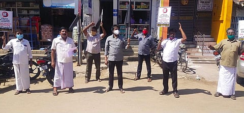 சிதம்பரத்தில் திமுகவினர் கருப்புக்கொடி ஏந்தி ஆர்ப்பாட்டம்