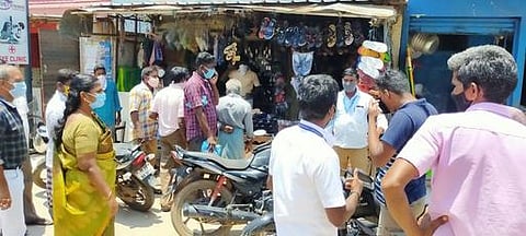 ஆரணி பஜாா் பகுதியில் கடை அருகே ஆய்வு மேற்கொண்ட கோட்டாட்சியா் வித்யா.