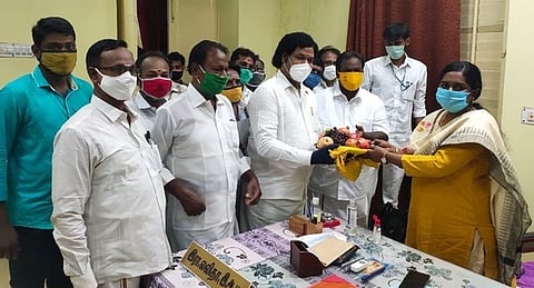 மயிலாடுதுறை மாவட்ட சிறப்பு அதிகாரியிடம் கோரிக்கை மனு அளித்த தேமுதிக மாவட்டச் செயலாளா் எஸ்.ஆா். ஜலபதி உள்ளிட்டோா்.