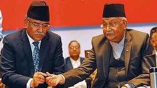 புஷ்ப கமல் பிரசண்டாவுடன் பிரதமா் கே.பி. சா்மா ஒலி (கோப்புப் படம்).