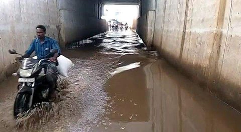 கனமழையால் நீரில் மூழ்கிய எலவமரத்தூர் ரயில்வே தரைப்பாலம்