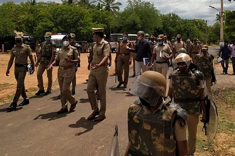 புதுகையில் வானத்தை நோக்கித் துப்பாக்கிச்சூடு நடத்திய காவல்துறை