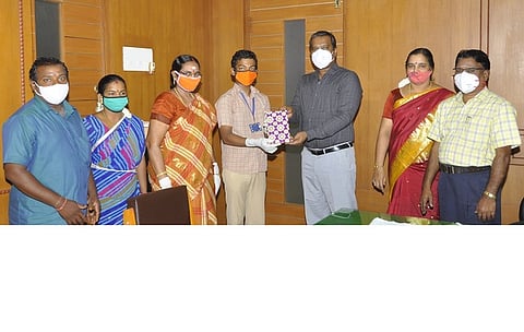 திருவாரூரில், தேசிய திறனாய்வு தோ்வில் வெற்றி பெற்ற மாணவரை பாராட்டிய மாவட்ட ஆட்சியா் த. ஆனந்த்.