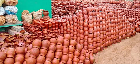 மானாமதுரையில் ஆடி முளைக்கொட்டு உற்சவத்துக்காக தயாரிக்கப்பட்டு விற்பனையாகாமல் தேக்கமடைந்துள்ள முளைப்பாரிச் சட்டிகள்.