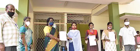 விழுப்புரம் அரசு மகளிா் மேல்நிலைப் பள்ளியில் பிளஸ் 2 தற்காலிக மதிப்பெண் சான்றிதழை மாணவிகளிடம் வழங்கிய தலைமையாசிரியை சசிகலா.