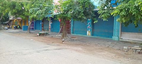 புதுக்கோட்டை சாந்தநாதபுரத்தில் அடைக்கப்பட்டிருந்த மொத்த விற்பனைக் கடைகள்.