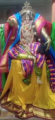 சிறப்பு அளங்காரத்தில் அம்மன்.