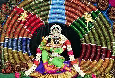 ஆடிப்பூர உற்சவத்தையொட்டி, வந்தவாசியில் உள்ள ஸ்ரீகாளியம்மன் கோயிலில் அம்மனுக்கு செய்யப்பட்டிருந்த வளையல் அலங்காரம்.