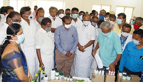 திருப்பத்தூரில் கரோனா நோய்த் தடுப்பு சித்த மருத்துவ சிகிச்சை மையத்தை திறந்து வைத்துப் பாா்வையிட்ட கதா் மற்றும் கிராம தொழில்துறை அமைச்சா் ஜி.பாஸ்கரன். உடன் மாவட்ட ஆட்சியா் ஜெயகாந்தன் உள்ளிட்டோா்.