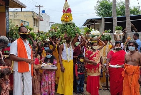 பாப்பாத்தி அம்மனுக்கு மஞ்சள் நீா் அபிஷேகம் செய்ய கரக ஊா்வலம் நடத்தியவா்கள்.