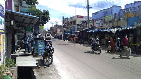 போடியில் வெள்ளிக்கிழமை திறக்கப்பட்ட கடைகள்.